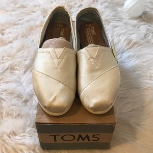 Brand New Women’s Ivory Toms